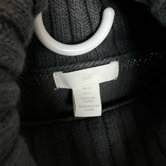 H&M turtleneck sweater - Picture 2 of 3